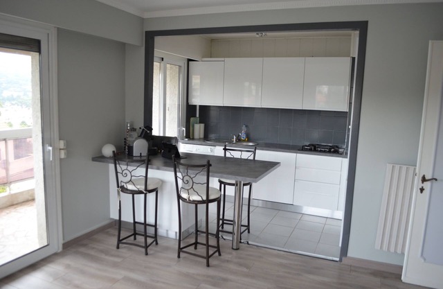 Pleasant apartment with open view near Cannes