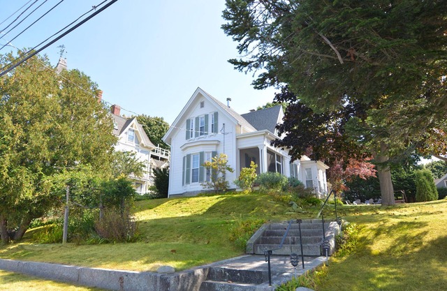 Pleasant House in Rockport: Rock 'n' Roll Vibes