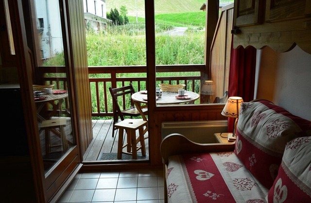 Pleasant studio with independent bedroom near ESF, shops.