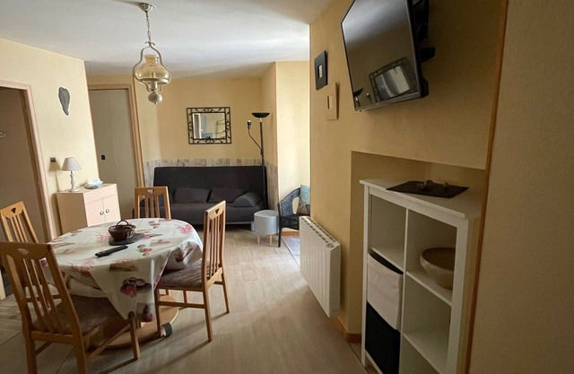 Pleasant T2 FURNITURE in the Ax Les Thermes hypercentre, 5 minutes from the Teich thermal baths