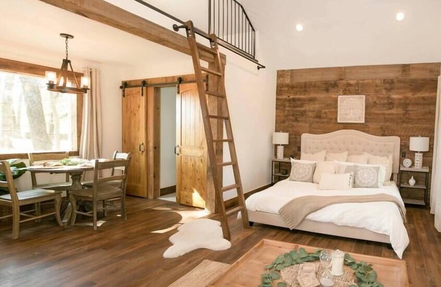Plush Cabin 4 min to Homestead Heritage 18 min to Magnolia