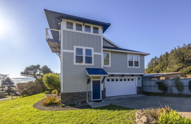 Point Break at Agate Beach, Sleeps 12, Oceanfront, Loft, Game Room, Hot Tub, Beach Access, BBQ
