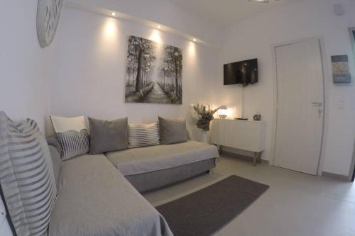Polychrono New 2 Bedroom Apt. Just By The Sea!