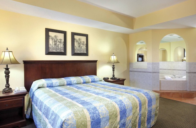 Pompano Beach, FL: Studio w/Resort Pool & Steps Away From Beach, Attractions!