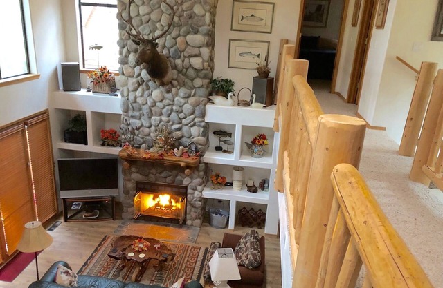 Ponderosa Lodge 2 Bd Rm Plus Loft, Huge Windows, Enclosed Deck, Wooded 1/2 Acre