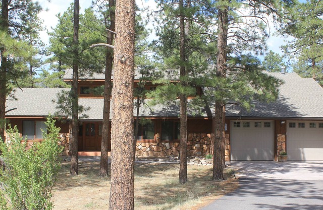 Ponderosa Pines Lodge, Beautiful and Spacious Home, Pet friendly, sleeps 13