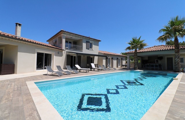 Pool, 4 chambres, 4 SdB, clima, cuisine extérieure, grands jardins, aire de jeux