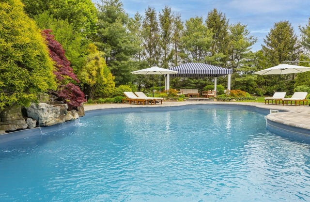 POOL + Beach 1 mi. to Greenport Village! Winter deals for 4+ nights.