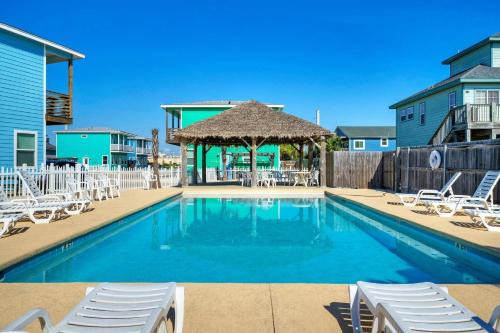 Pool Cabana Backyard w Fire Pit Walk to the Beach Villa Reel by AvantStay