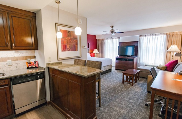 Pool. Free Breakfast. Gym. King Studio Near Convention Center.