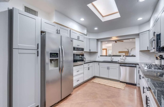 Pool & Hot Tub/5 BR 3 BA/Midtown/Game Room