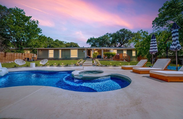 Pool/Hot Tub, Pickleball, Basketball, Putting Green, Xbox, and Game Room!