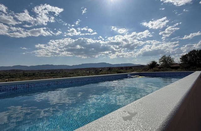 Pool, Sauna, Hot Tub, King Beds, easy access to Sedona! No checkout chores!
