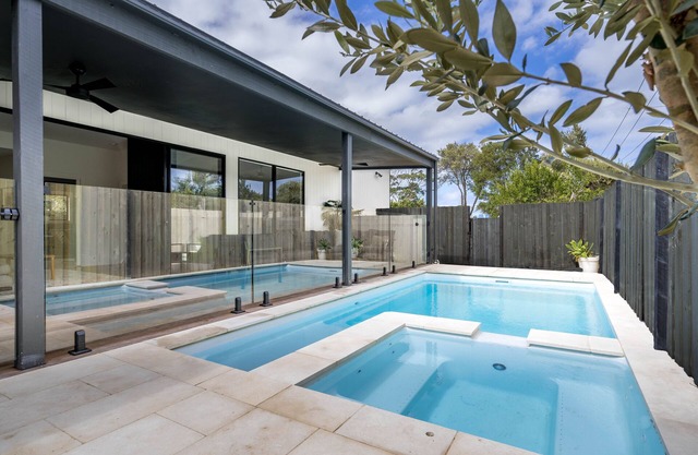 Pool/Spa with the beach 150m away, sleeps 16