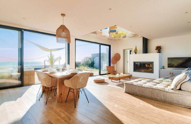 Pool, view and beach access, 6 adults/2 children