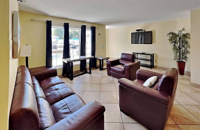 Pool View Condo for 8 guests with 2 BR, 2 BA, Kitchen & Renovated Interior C3