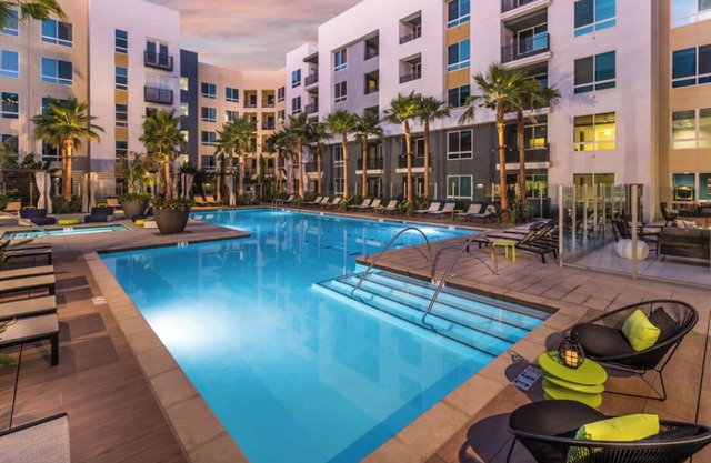 Pool view upscale 2bedroom apartment with new furniture and appliances