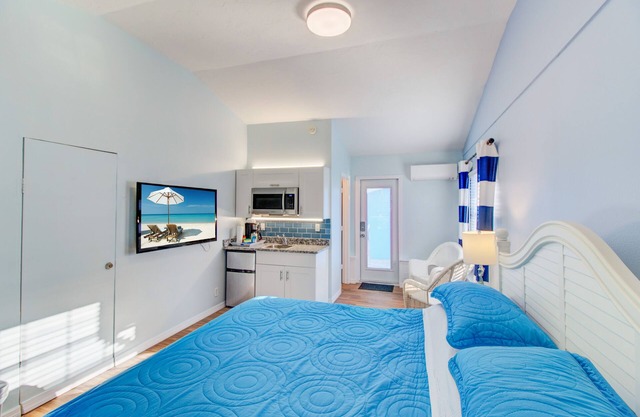 POOL VIEW V5 King Bedroom Siesta Key Walk to beach DAILY SPECIALS