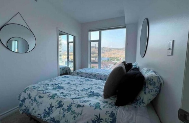 Pools, beaches, amenities Bright downtown unit great location!