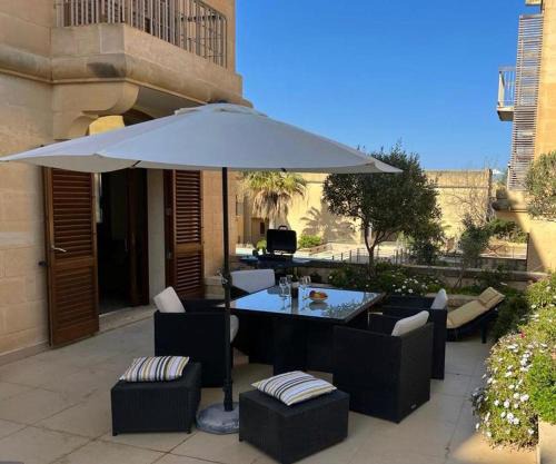 Poolside Luxury Apartment with Patio 11A3S