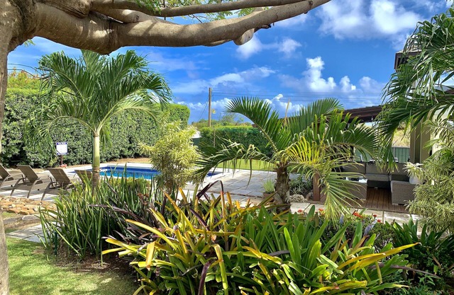 Poolside Paradise 5 mins to Miami Beach and Oistins, 7 mins drive from Airport