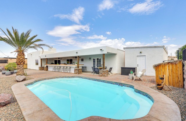 Poolside Relaxation: Group-Friendly Home in Havasu