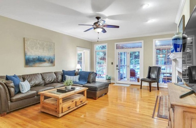 Poolside Retreat @ Lake Bowen~ 30 Min Greenville