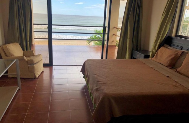 POPOYO BEACHFRONT 2PERS. ROOM - OCEANVIEW AND SURF