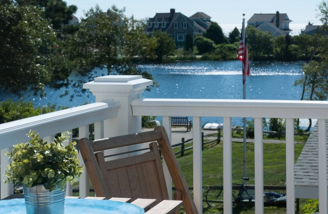 Popponesset-3 bedrooms, 4 baths, Sleeps 6, w/outdoor shower
