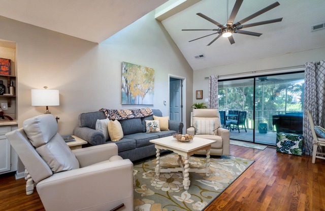 Popular Tarpon Pond Cottage w/Screened Porch! Great Location! Pet Friendly!