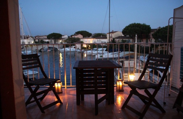 Port Grimaud: Studio 2-4pers. overlooking Port Grimaud channels Terrace South East