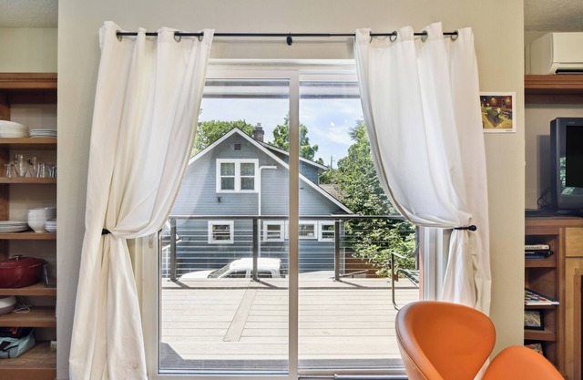 Portland Apartment w/Deck - 3 Mi to Downtown!