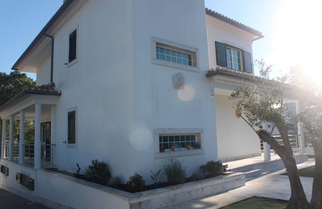 Portugal, Sesimbra sud Lisbonnne, superb villa 10 people jacuzzi, swimming pool ect