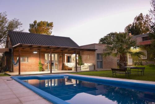 POSADA ROSSINA Habitaciones con baño privado y ambientes compartidos