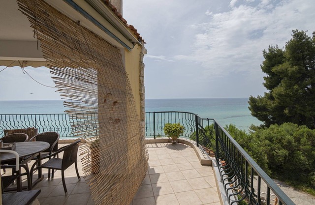 Poseidon Seafront Apartment by RentalsPro