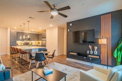 Posh 2BR Kierland Commons, TPC Golf, Pool, Gym, W-D