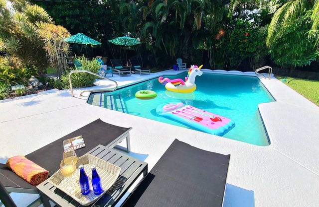 POSHPADZ Hot Tub, Tropical Pool, Pool Floats, 3 Bedrooms, BBQ, Minutes to Beach