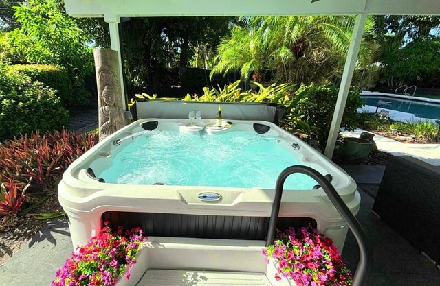 POSHPADZ Hot Tub, HUGE Private Tropical Pool, Sleeps 6, BBQ Minutes to Beach