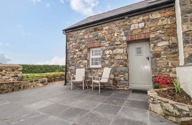 POST OFFICE COTTAGE, pet friendly, with open fire in Goodwick