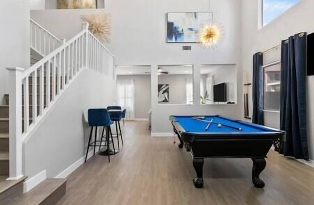 Postmodern 2100sqft 4BR with Pool Table and Arcade
