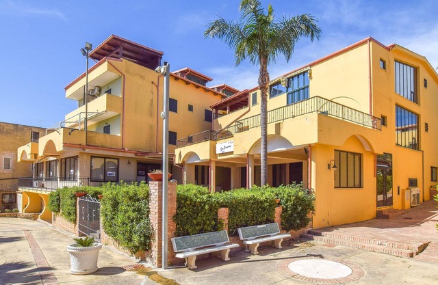Practical vacation apartment just a few steps from the beach, in the heart of Le Castella.