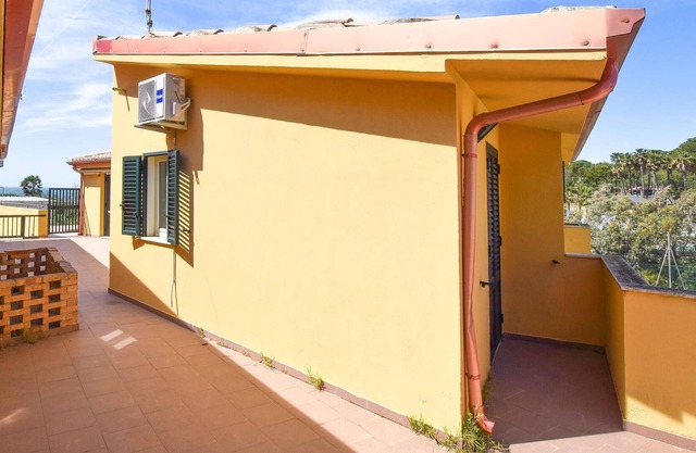 Practical vacation apartment just a few steps from the beach, in the heart of Le Castella.