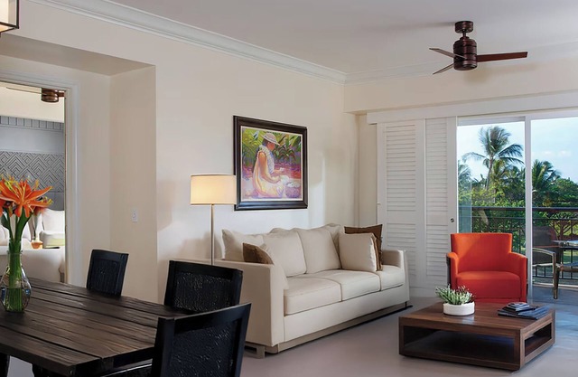 Premium Beach Retreat Waiohai Club Resort + Resort Amenities Included.