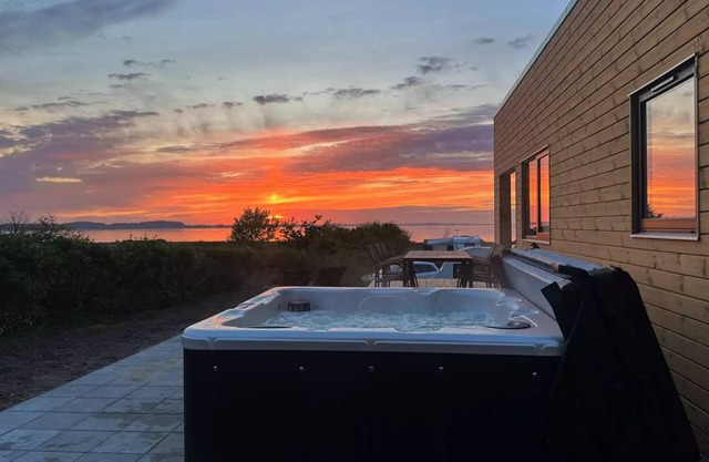 Premium Limfjord Cabin with outdoor spa 5 persons