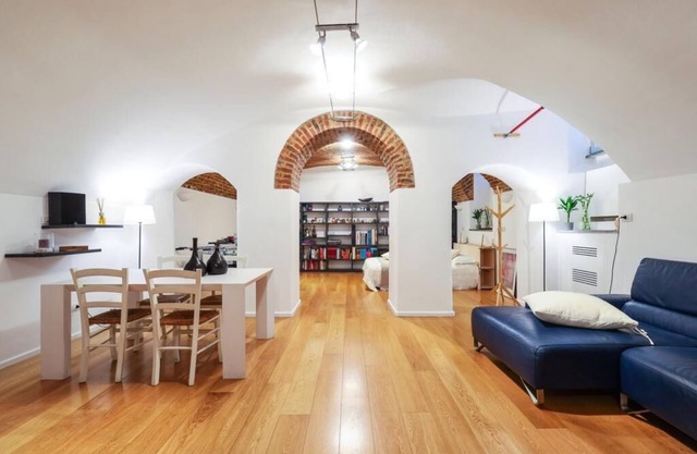 Prestigious loft in old Milanese courtyard with large kitchen and ultrafast WiFi