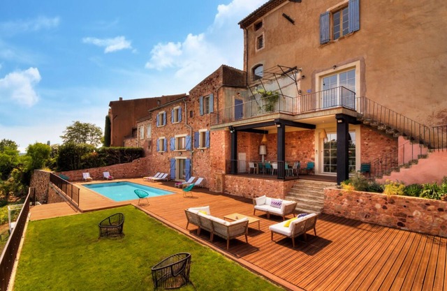 Prestigious property with 10 bedrooms, in Roussillons on 2 ha of land
