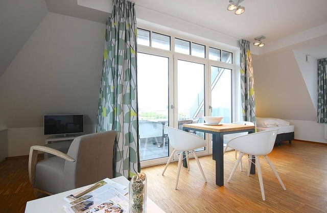 Pretty 1-room top floor apartment with sheltered loggia - 100 m to the beach!