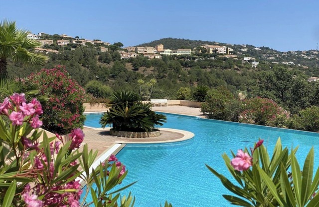 PRETTY AIR-CONDITIONED MAZET, GARDEN LEVEL, SEA VIEW, PARKING - WIFI ON SITE