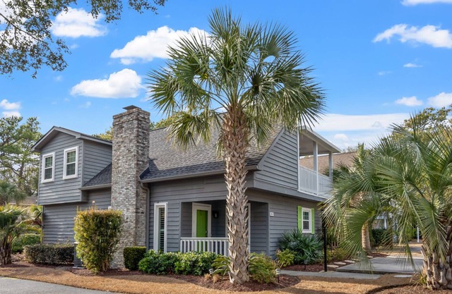 Pretty home w/deck in family-friendly community w/pool - 1 block from the ocean