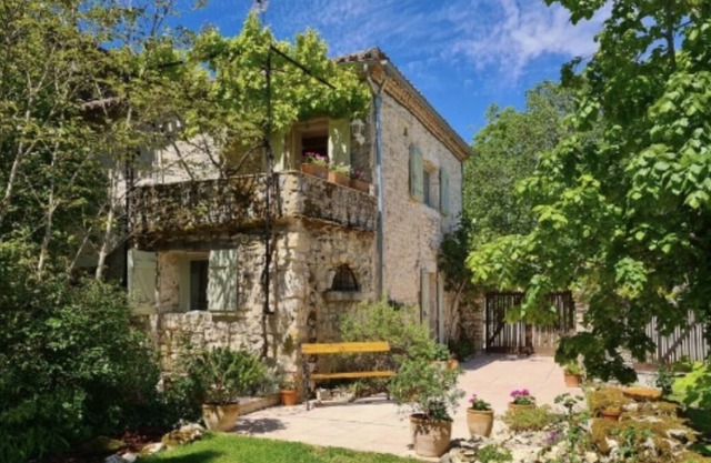 Pretty stone villa-heated and secure swimming pool-wooded garden of 2500 m2